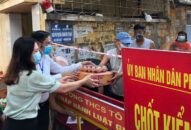 Hỗ trợ nhu yếu phẩm cho các hộ dân đang theo dõi y tế tại ngõ Lâm Tường, phường Hồ Nam, quận Lê Chân