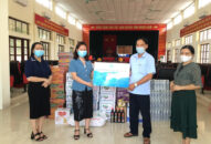 Hội Liên hiệp Phụ nữ trao quà động viên lực lượng chống dịch COVID-19 tại huyện Vĩnh Bảo