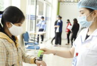 Gắn vòng đeo tay không tháo rời với người nhà vào bệnh viện chăm sóc bệnh nhân