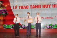 Trao tặng Huy hiệu 30 năm tuổi Đảng cho đồng chí Đỗ Mạnh Hiến, Phó Bí thư Thường trực Thành ủy