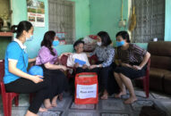 Hội Liên hiệp Phụ nữ thành phố thăm và tặng quà các gia đình chính sách nhân kỷ niệm Ngày Thương binh Liệt sỹ