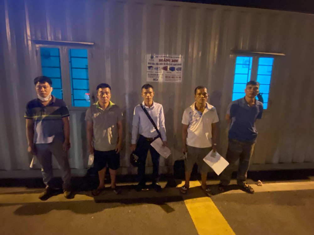 01- 5 đối tượng có hành vi trốn chốt phòng chống dịch bị cơ quan chức năng bắt giữ. 01- 5 đối tượng có hành vi trốn chốt phòng chống dịch bị cơ quan chức năng bắt giữ.