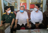 Phó Chủ tịch UBND thành phố Lê Khắc Nam thăm tặng quà gia đình chính sách trên địa bàn huyện Thủy Nguyên