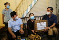 Chủ tịch UBND thành phố Nguyễn Văn Tùng thăm, tặng quà người  gia đình chính sách, người có công trên địa bàn quận Hồng Bàng