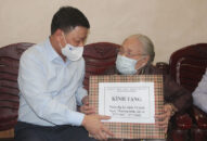 Trưởng Ban Quản lý Khu Kinh tế Hải Phòng thăm, tặng quà nhân dịp kỷ niệm 74 năm Ngày Thương binh, liệt sỹ