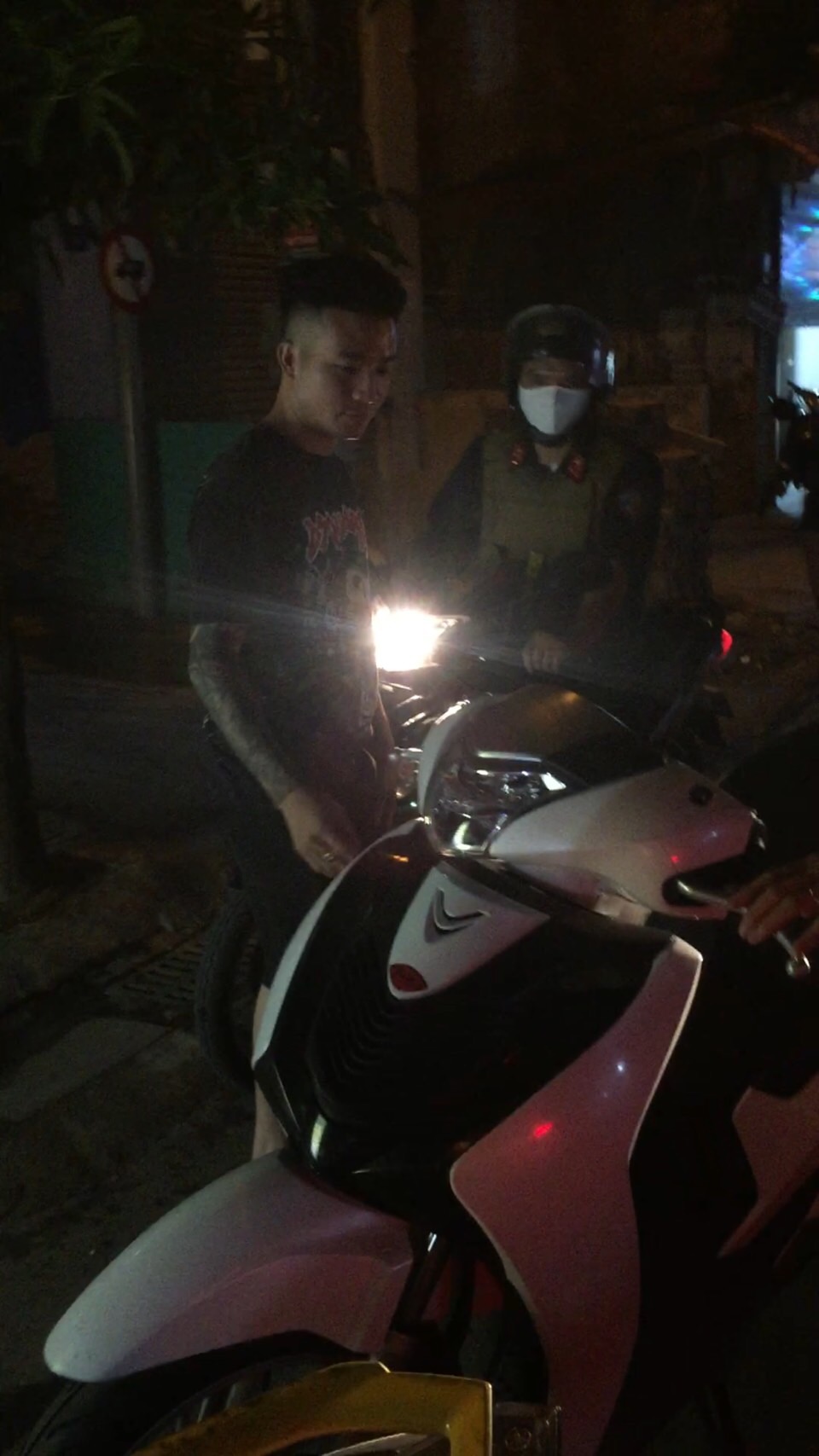 Trường hợp ra khỏi nhà sau 22h không có lý do chính đáng, không đeo khẩu trang nơi công cộng sẽ bị xử phạt nghiêm theo quy định