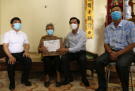 Chủ tịch Ủy ban MTTQ Việt Nam thành phố Cao Xuân Liên thăm và tặng quà gia đình chính sách tại quận Hải An