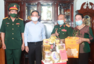 Bí thư Thành ủy thăm, tặng quà người có công nhân dịp kỷ niệm 74 năm Ngày thương binh, liệt sỹ