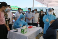 Lãnh đạo thành phố kiểm tra việc lấy mẫu xét nghiệm cho các tiểu thương tại chợ đầu mối rau củ quả Hải Phòng