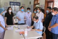 Phó Chủ tịch UBND thành phố Lê Khắc Nam đi kiểm tra công tác tiêm chủng vắc xin phòng COVID-19 trên địa bàn thành phố