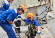 Một giờ cùng công nhân vệ sinh lòng cống