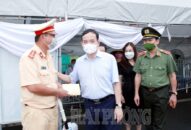 Đồng chí Trần Lưu Quang, Bí thư Thành ủy kiểm tra một số chốt kiểm soát tại cửa ngõ thành phố