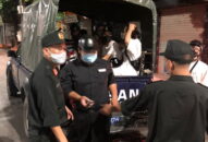 Gặp tổ tuần tra, kiểm soát ban đêm, nam thanh niên “bỏ của chạy lấy người”