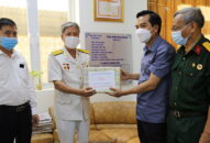 Chủ tịch Ủy ban MTTQ Việt Nam thành phố Cao Xuân Liên thăm và tặng quà nạn nhân chất độc Da cam trên địa bàn quận Lê Chân