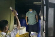 Chốt Cầu Bồng, xã Lê Thiện, huyện An Dương: Phát hiện một người trên thùng xe tải, yêu cầu xe quay đầu