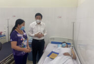 Thăm hỏi, động viên cán bộ y tế gặp tai nạn trên đường về sau trực đêm tại Chốt kiểm soát dịch COVID-19 tại cầu Nghìn (huyện Vĩnh Bảo)