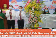 Phó Chủ tịch UBND thành phố Lê Khắc Nam cùng thầy và trò Trường THPT chuyên Trần Phú dự Lễ khai giảng năm học 2021-2022