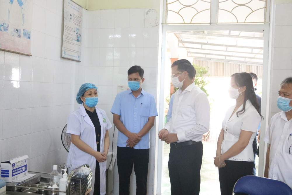 Đồng chí Lê Anh Quân- Phó Chủ tịch Thường trực UBND TP kiểm tra công tác tiêm vắc xin phòng Covid-19 tại Trạm y tế xã An Đồng (An Dương) 