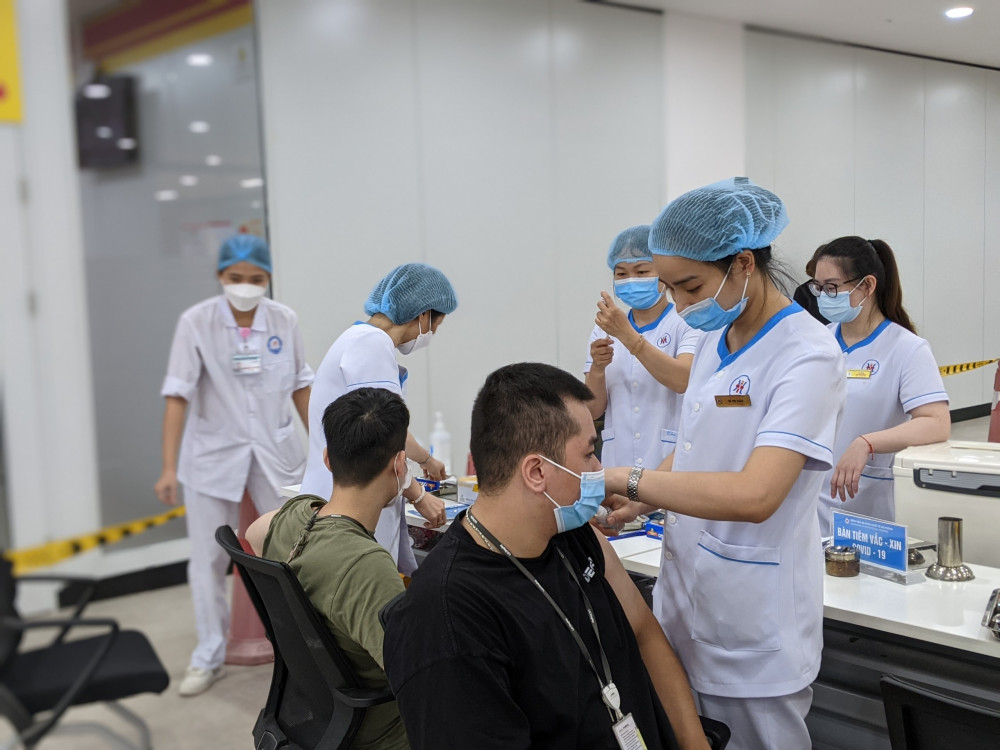 Người lao động Công ty TNHH LG Display Việt Nam Hải Phòng tham gia tiêm vắc xin Vero Cell của hãng Sinopharm 