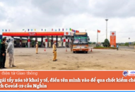 Hai cô gái tẩy xóa tờ khai y tế, điền tên mình vào để qua chốt kiểm dịch