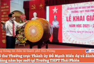 Phó Bí thư Thường trực Thành ủy Đỗ Mạnh Hiến dự và đánh trống khai giảng năm học mới tại Trường THPT Thái Phiên