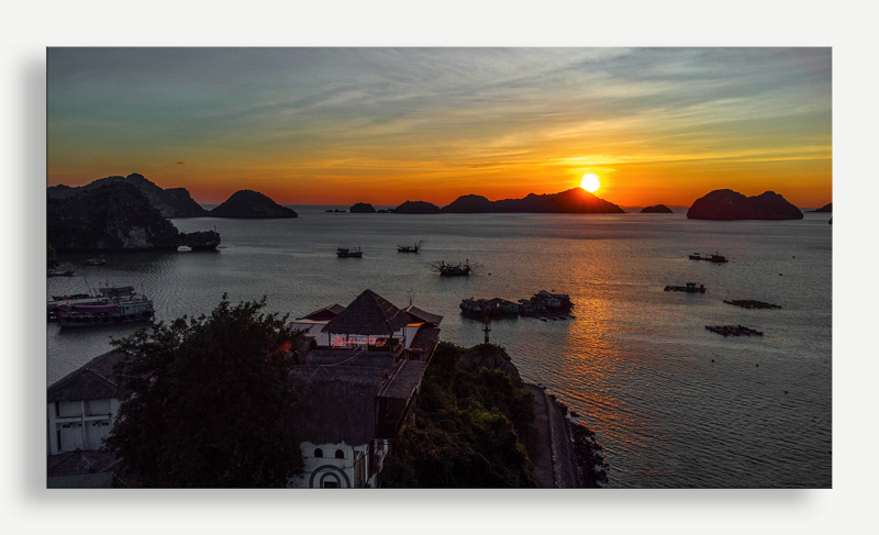 Vịnh Hạ Long: Không chỉ là một trong những di sản thiên nhiên của Thế Giới, Vịnh Hạ Long còn là một trong những điểm du lịch hấp dẫn nhất của Việt Nam với nhiều hoạt động thú vị. Cùng lắng nghe tiếng sóng vỗ đáp vào những hòn đảo lớn nhỏ, thả mình giữa không gian tuyệt đẹp của vịnh quyến rũ này.