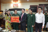 Phó Chủ tịch Lê Khắc Nam thăm, tặng quà Anh hùng LLVT Nhân dân và cán bộ nguyên là Chỉ huy Bộ CHQS thành phố