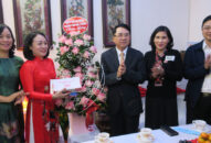 Phó Chủ tịch UBND thành phố Lê Khắc Nam đi thăm chúc mừng Nhà giáo tiêu biểu