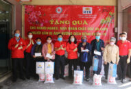 Trao tặng 70 suất quà cho các hộ gia đình nghèo, nạn nhân chất độc da cam, người dân bị ảnh hưởng bởi dịch bệnh COVID-19