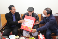 Chủ tịch UBND thành phố Nguyễn Văn Tùng thăm, tặng quà và chúc Tết các tập thể, cá nhân tiêu biểu