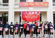 Hội Chữ thập đỏ thành phố trao tặng 496 suất quà nhân dịp Tết Nguyên dán