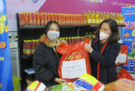 Hội Liên hiệp Phụ nữ thành phố trao tặng nhiều phần quà Tết cho trẻ em và phụ nữ nghèo từ “Siêu thị 0 đồng”