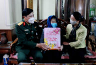 Đại tá Nguyễn Minh Quang, Chỉ huy Bộ Chỉ huy Quân sự thành phố thăm tặng quà một số gia đình tiêu biểu nhân dịp Tết Nguyên đán