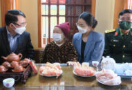 Phó Chủ tịch UBND thành phố Lê Khắc Nam đi thăm và tặng quà nhân dịp Tết Nguyên đán