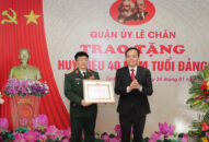 Bí thư Thành ủy trao tặng Huy hiệu Đảng cho các đảng viên tiêu biểu trên địa bàn quận Lê Chân và quận Dương Kinh