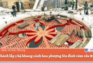 Hoàn thành lắp 3 bộ khung cánh hoa phượng lên đỉnh vòm cầu Rào