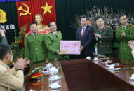 Phó Chủ tịch Thường trực UBND thành phố Lê Anh Quân thăm, động viên và chúc Tết các lực lượng làm nhiệm vụ đêm giao thừa