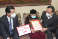 Bí thư Thành ủy Trần Lưu Quang thăm và trao Thiếp mừng thọ của Chủ tịch nước cho công dân 100 tuổi