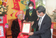 Phó Chủ tịch Thường trực UBND thành phố thăm, trao Thiếp mừng thọ của Chủ tịch nước cho 2 công dân 100 tuổi tại huyện An Dương