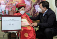 Phó Chủ tịch UBND thành phố Nguyễn Đức Thọ trao quà và Thiếp mừng thọ của Chủ tịch nước cho 03 công dân 100 tuổi trên địa bàn huyện Cát Hải và Kiến Thụy