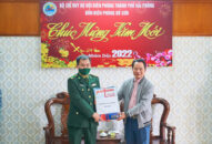 Trao tặng ấn phẩm Báo Xuân Nhâm Dần 2022 cho cán bộ, chiến sĩ Đồn Biên phòng Đồ Sơn và bà con ngư dân tại Bến cá Ngọc Hải