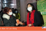 Về Hải Phòng sau kì nghỉ Tết, công nhân phấn khởi nhận lì xì từ Công đoàn