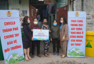 Liên đoàn Lao động thành phố trao tặng 520 thùng rác cho các khu nhà trọ trên địa bàn thành phố