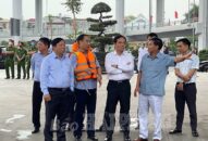 Khắc phục sự cố tàu va vào lan can bờ kè khu vực cạnh cầu Hoàng Văn Thụ