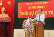 Bí thư Thành ủy Trần Lưu Quang nói chuyện với hội viên Câu lạc bộ Bạch Đằng