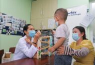 Ứng xử với trẻ tự kỷ: Những quan niệm sai lầm thường gặp