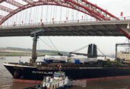Tàu biển 12.000 tấn gặp sự cố dưới chân cầu ‘cánh chim biển’ Hải Phòng