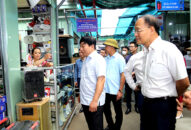 Phó Chủ tịch UBND thành phố Nguyễn Đức Thọ kiểm tra hoạt động kinh doanh của các hộ dân ở chợ tạm (chợ Sắt) Kiến An