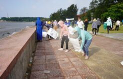Hơn 400 công nhân, lao động TP.Hải Phòng ra quân làm sạch bãi biển Đồ Sơn