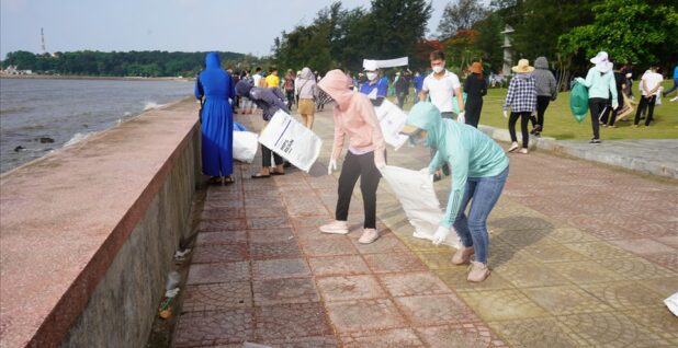 Hơn 400 công nhân, lao động TP.Hải Phòng ra quân làm sạch bãi biển Đồ Sơn